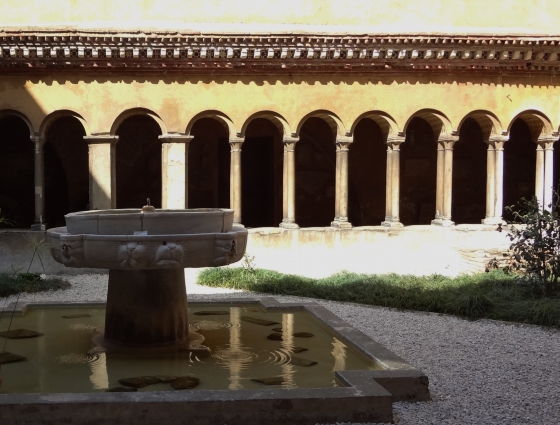 663 Santi Quattro Coronati Chiostro.jpg