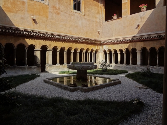 664 Santi Quattro Coronati Chiostro.jpg