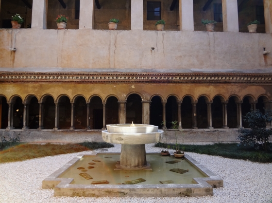 671 Santi Quattro Coronati Chiostro.jpg