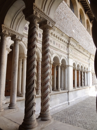 696 San Giovanni in Laterano - Chiostro.jpg