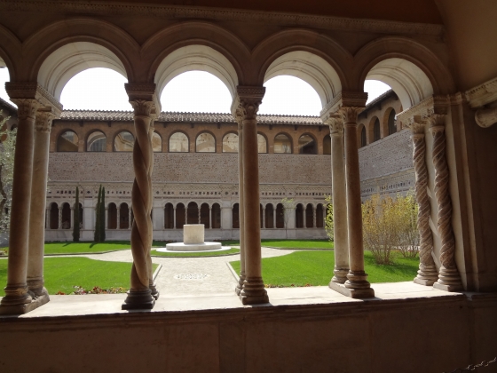 703 San Giovanni in Laterano - Chiostro.jpg